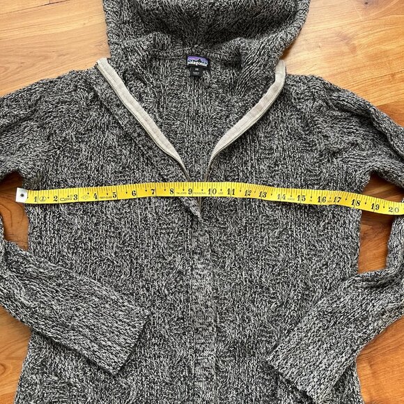 Women's Patagonia zip up hooded sweater - Picture 3 of 5